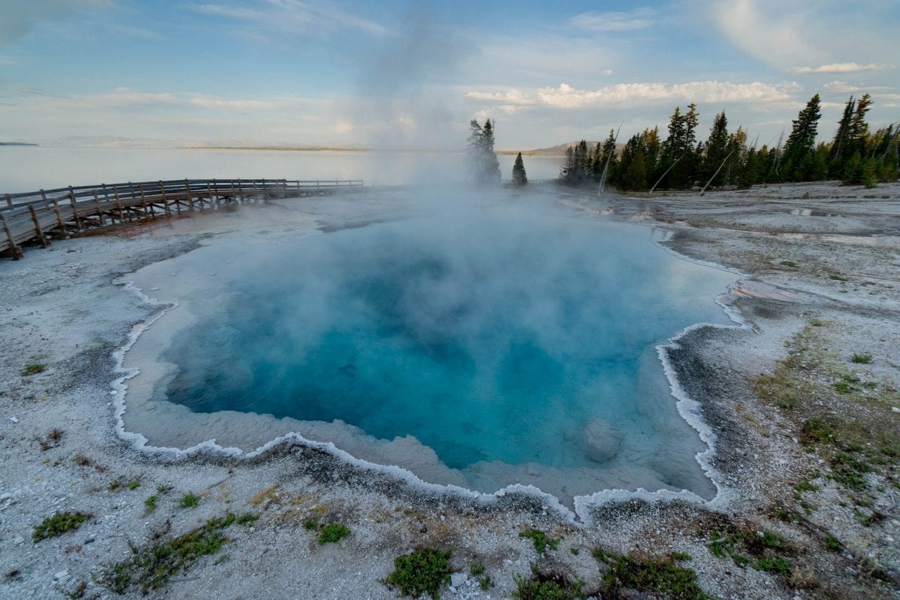 A short walk along the Yellowstone Lake with geyser erupting